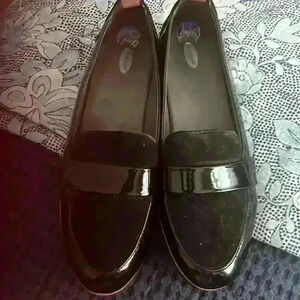 Women’s black size 8.5 Dr. Scholl’s patent leather/suede black loafers tan trim.